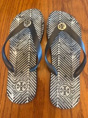 NWOT Tory Burch Black and White Logo Chevron Flip Flops